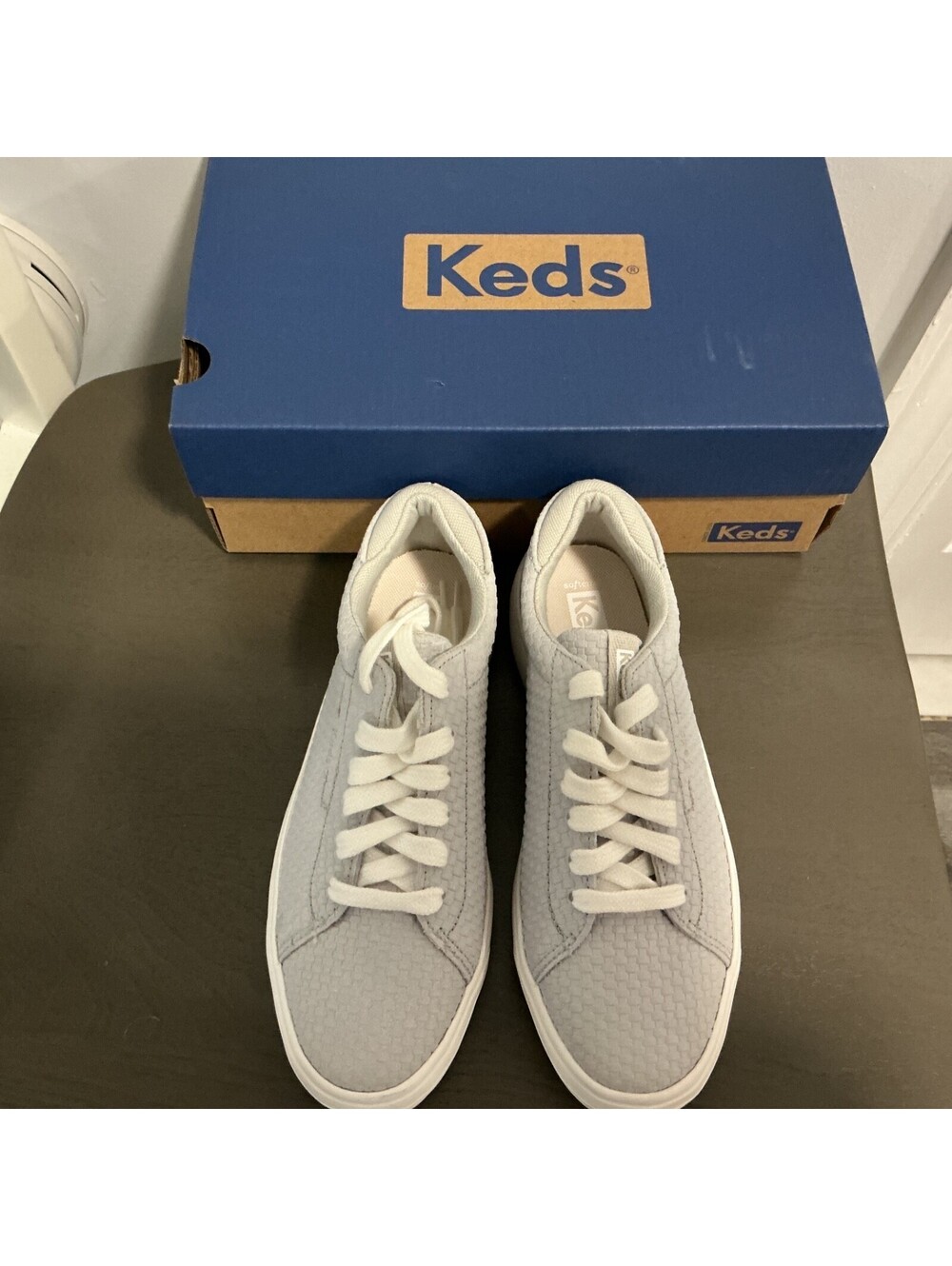 Keds Womans Tie Size 5 Light Grey Suede Sneakers B1-156